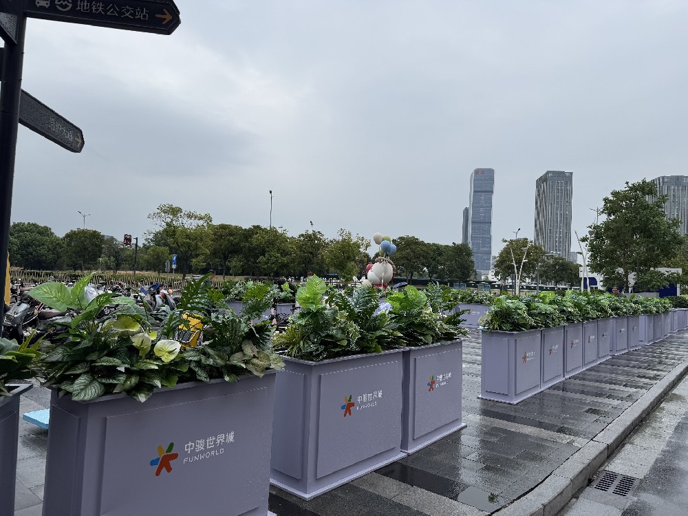 经典案例｜昆山花桥中骏世界城户外仿真花箱升级改造：破解商业景观易损运维难题